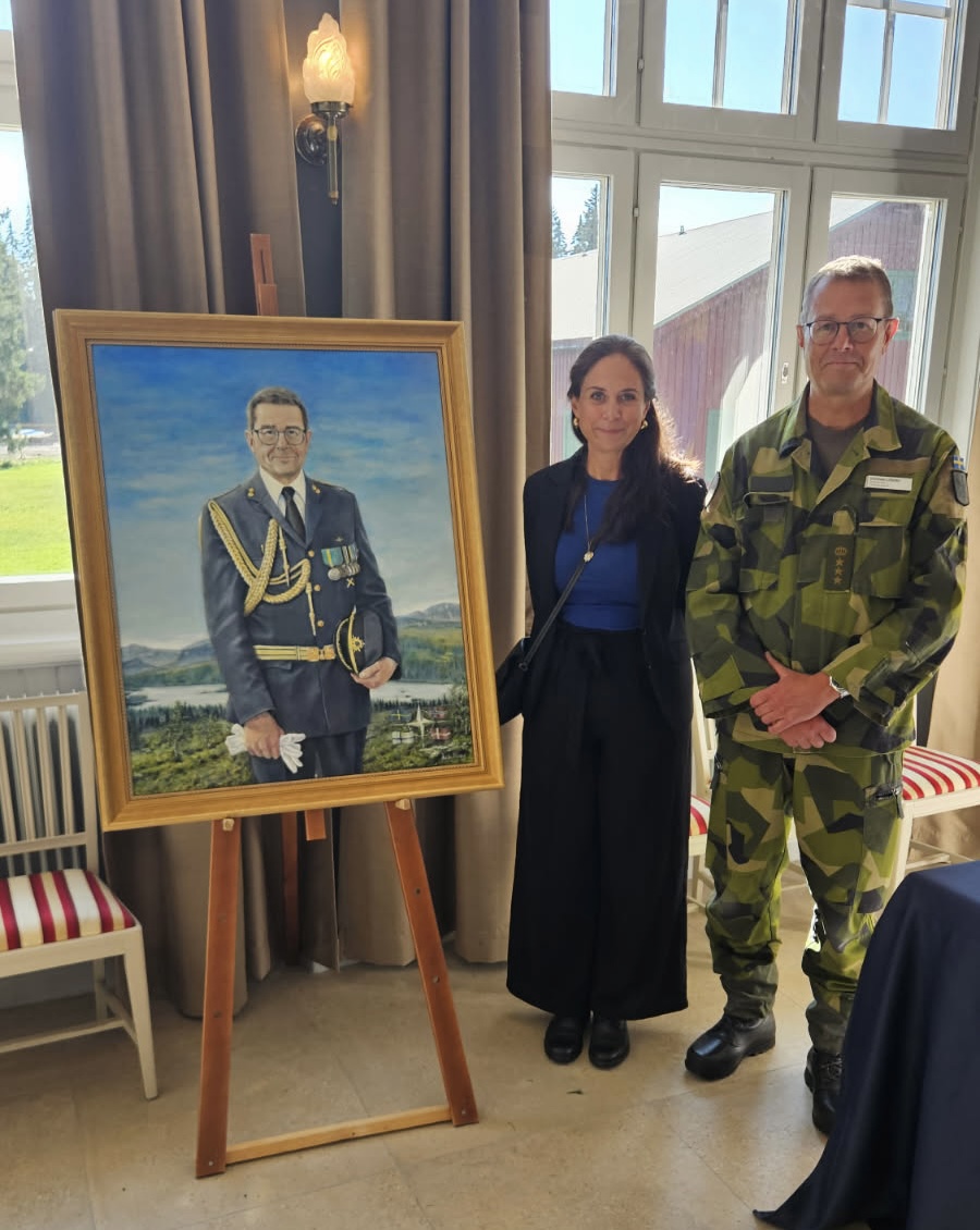 Beställt porträtt i olja av officer, uppställt på staffli